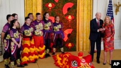 조 바이든 미국 대통령과 질 바이든 여사가 26일 백악관에서 열린 음력설 축하행사에서 연설하고 있다. 