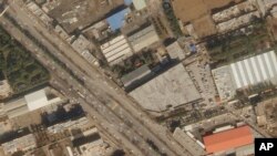 Citra satelit dari Planet Labs PBC ini menunjukkan kerusakan di atap bengkel militer Iran (tengah), setelah serangan drone di Isfahan, Iran, Kamis, 2 Februari 2023. (PBC Planet Labs melalui AP)