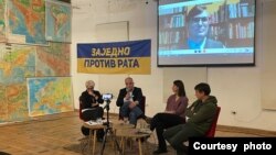 Učesnici tribine "Gdje je Srbija nakon 11 mjeseci rata u Ukrajini": Aida Ćorović, Ivan Videnović, Boris Varga (preko video-linka), Aleksandra Godfroa i Tomislav Marković, u Beogradu, 24. januara 2023. (Foto: Organizatori tribine)