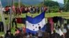 FILE - Migran, kebanyakan dari Amerika Tengah dan Venezuela, berlindung di kompleks olahraga setibanya di Huixtla, negara bagian Chiapas, Meksiko, 7 Juni 2022. (AP/Marco Ugarte, File)