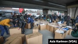 Könüllülər Türkiyə və Suriyada baş verən zəlzələlər nəticəsində evlərindən məhrum olmuş insanlara göndərmək üçün əşyalar toplayır.