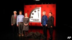 زیگفرید هکر، دانیل هولز و شارون اسکواسونی، دانشمندان آمریکایی، به همراه مری رابینسون رئیس جمهوری پیشین ایرلند و تساخیاگین البگدورج رئیس جمهوری پیشین مغولستان در کنار ساعت آخرالزمان – واشنگتن، ۴ بهمن ۱۴۰۱ 