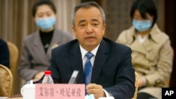 资料照：中国新疆维吾尔自治区副主席吐尼亚孜在一个记者会上讲话（2021年9月30日）