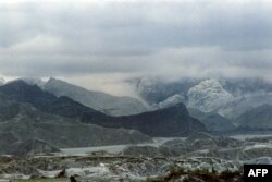 فلپائن کے آتش فشان ماؤنٹ پیناٹوبو پھٹنے کے بعد گہرا دھواں آسمان پر پھیل گیا جس نے سورج کی کرنوں کو زمین پر پہنچنے سے روک دیا۔ 15 جون 1991