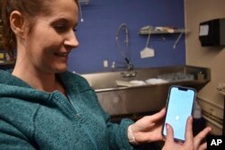 琳赛·麦克唐纳 (Lindsay McDonald) 用手机在蒙大拿州中部地区拍摄的一张气球照片。这个据信是中国间谍气球的球体在拥有数十个核导弹发射井的区域上空飞行。(2023 年2月7日。)