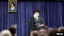 علی خامنه‌ای در سخنرانی ۱۰ بهمن ۱۴۰۱ ضمن اذعان به عقب ماندگی اقتصادی ایران، از اجرای سیاست‌های «خصوصی‌سازی» دفاع کرد.