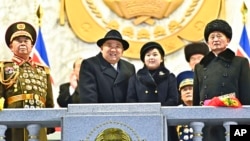 8일 평양 김일성광장에서 열린 인민군 창건일 75주년 열병식에 김정은 국무위원장은 김일성 주석을 연상케 하는 검은 중절모와 코트 차림으로 부인 리설주와 딸 김주애를 데리고 참석했다.