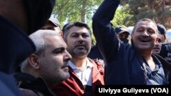 Rövşən Səfərov (solda)