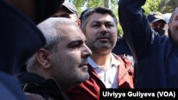 Rövşən Səfərov (solda)