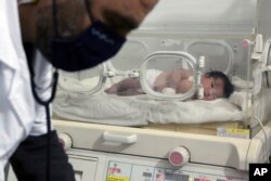 Djevojčica, koja je rođena ispod ruševina uzrokovanih zemljotresom koji je pogodio Siriju i Tursku, smještena inkubator u dječjoj bolnici u gradu Afrin, provincija Alep, Sirija.