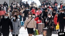 중국 춘제 연휴 마지막 날 우한 한커우 역에 도착한 사람들이 이동하고 있다. (자료사진)