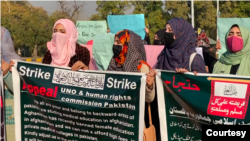 طالبانو د فېصلې په نتیجه کې په افغانستان کې د تعلیم لړۍ د ځنډېدو نه پس د پښتونخوا یو شمېر ښځينه محصلانو تېره هفته په اسلام اباد کې اعتراضي لاریون وکړو او د ملګرو ملتونو د دفتر څخه یې په یو لیک کې د مرستې غوښتنه وکړه