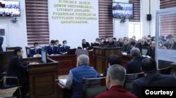 Buxoro viloyat sudi binosida 2022-yil 1-2 iyul kunlari Nukus va uning atrofida ommaviy tartibsizliklarni sodir etganlikda ayblanayotgan 39 nafar shaxs ustidan sud jarayoni boshlandi