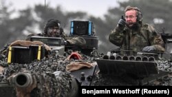 بوریس پستوریس، وزیر دفاع آلمان بر یک تانک ساخت آلمان 