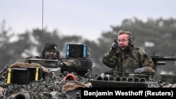 Архівне фото: Міністр оборони Німеччини Борис Пісторіус відвідує військову бригаду в Німеччині і оглядає танки Leopard II, які мають надійти Україні, лютий 2023 року