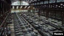 Десятки немецких танков «Леопард-1» и других бронированных транспортных средств, принадлежащих бельгийской компании OIP Land. Турне, Бельгия. 31 января 2023 года.