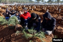 Makam korban-korban gempa berkekuatan 7.8 magnitudo yang meluluhlantakkan Turki dan Suriah, di Kahramanmaras, Turki, 9 Februari 2023. (Foto: REUTERS/Suhaib Salem)