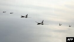 1일 한국 서해 상공에서 실시된 2023년 첫 미한 연합공중훈련에 미군 B-1B 전략폭격기(가운데)와 F-22 전투기(오른쪽), 한국군 F-35(왼쪽) 전투기가 동원됐다.