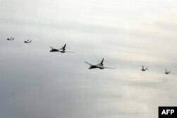 지난 2월 한국 서해 상공에서 실시된 2023년 첫 미한 연합공중훈련에서 미군 B-1B 전략폭격기(가운데)와 F-22 전투기(오른쪽), 한국군 F-35(왼쪽) 전투기가 나란히 비행하고 있다.