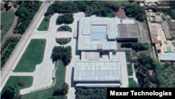 김정은 국무위원장의 집무실로 알려진 노동당 1호 청사를 촬영한 위성사진. 지하시설로 연결되는 터널 입구(화살표)가 보인다. 사진=Maxar Technologies (via Google Earth)