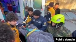 Azərbaycan xilaserdiciləri zəlzələ zonasında (Foto Fövqəladə Hallar Nazirliyinindir)