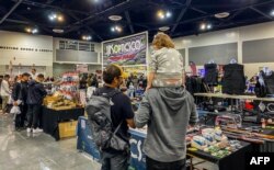 Penjualan senjata api dan aksesoris pada pameran "Crossroads of the West Gun Show" di Convention Center Ontario, California, 28 Januari 2023. (Apu GOMES/AFP)
