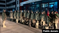 Hərbi tibbi personal Türkiyəyə yola düşərkən (Foto Müdafiə Nazirliyinindir)