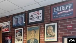 Posteri iz kampanja sa primarnih izbora iz prošlosti na zidu Instituta za politiku u Mančesteru u Nju Hempširu. (Stiv Herman/VOA)