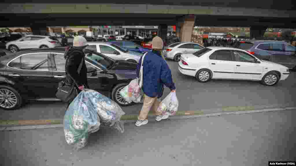 Könüllülər Türkiyə və Suriyada baş verən zəlzələlər nəticəsində evlərindən məhrum olmuş insanlara göndərmək üçün əşyalar toplayır.