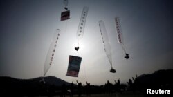 지난 2014년 1월 한국 파주에서 탈북민들이 북한으로 전단을 날리고 있다.