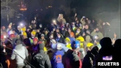 터키 카흐라만마라슈에서 지난 10일 구조대원들이 15세 소녀를 구조하고 있다. (자료사진)