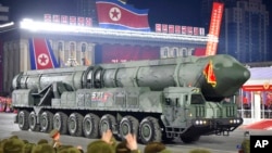 8일 평양 김일성광장에서 열린 인민군 창건일 75주년 열병식에 고체연료 대륙간탄도미사일, ICBM으로 보이는 신형 미사일이 등장했다.