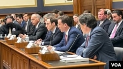 美国众议院金融服务委员会举行“抗击来自中国的经济威胁“听证会，前排右2为前特朗普政府白宫经济顾问克莱特·威廉姆斯。(2023年2月7日，美国之音锺辰芳拍摄）