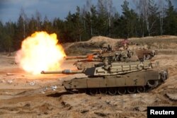 UKRAINE-CRISIS/TANKS-DISPUTE