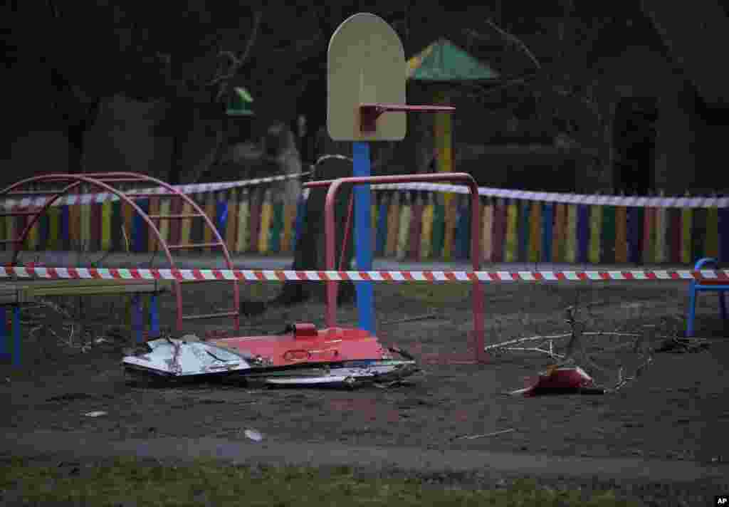 უკრაინის დედაქალაქში საგანგებო სიტუაციების სამსახურის ვერტმფრენი საბავშვო ბაღის სიახლოვეს ჩამოვარდა.