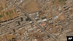 Citra satelit dari Planet Labs PBC ini menunjukkan kerusakan di atap bengkel militer Iran, tengah, setelah serangan drone di Isfahan, Iran, Kamis, 2 Februari 2023. (PBC Planet Labs melalui AP)