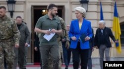 اورسلا فن درلاین، رییس کمیسیون اروپا همراه با بیش از ۱۰ نفر از مقامات ارشد این کمیسیون در کی‌یف با زلنسکی دیدار کرد. 