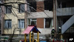 우크라이나 구조대원들이 18일 크이우 외곽 민간 주거 단지 헬기 추락 현장에서 피해 상황을 점검하고 있다. 