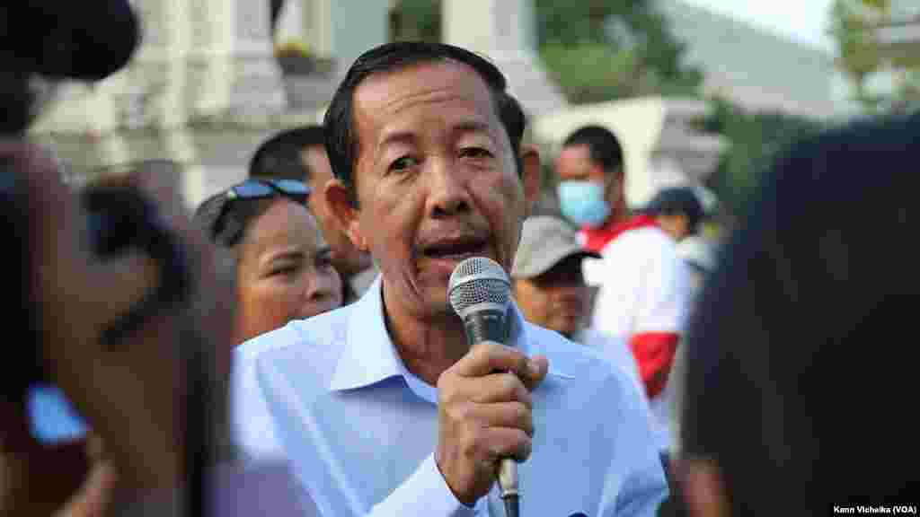 លោក រ៉ុង ឈុន ប្រធាន​សហភាព​សហជីព​កម្ពុជា និង​ជា​ទី​ប្រឹក្សា​របស់​សមាគម​គ្រូ​បង្រៀន​កម្ពុជា​ឯករាជ្យ​កំពុង​ថ្លែង​មុន​ដង្ហែ​ធម្មយាត្រា នៅ​ថ្ងៃទី១ ខែកុម្ភៈ ឆ្នាំ២០២៣។ (កាន់ វិច្ឆិកា/វីអូអេ)