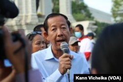 លោក រ៉ុង ឈុន ប្រធាន​សហភាព​សហជីព​កម្ពុជា និង​ជា​ទី​ប្រឹក្សា​របស់​សមាគម​គ្រូ​បង្រៀន​កម្ពុជា​ឯករាជ្យ​កំពុង​ថ្លែង​មុន​ដង្ហែ​ធម្មយាត្រា នៅ​ថ្ងៃទី១ ខែកុម្ភៈ ឆ្នាំ២០២៣។ (កាន់ វិច្ឆិកា/វីអូអេ)