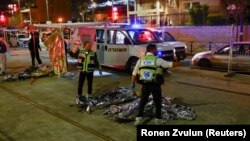 Pasukan Israel bekerja di lokasi terjadinya penembakan di sinagoga "Neve Yaacov" di pinggiran Yerusalem, hari Jumat 27 Januari 2023. 