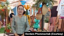 ເຈົ້າຂອງຮ້ານຕັດເຄື່ອງ ໄໝ ດໍດາຣາ, ຢູ່ທີ່ງານສະແດງເຄື່ອງຫັດຖະກໍາແຫ່ງນຶ່ງ.