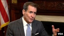 白宫国家安全委员会战略沟通协调官约翰·科比接受美国之音中文部白宫记者黄耀毅采访。