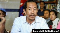 លោក រ៉ុង ឈុន មេដឹកនាំសហជីព ប្រកាសចូលរួមជីវភាពនយោបាយជាមួយគណបក្សភ្លើងទៀន នៅទីតាំងសមាគមគ្រូបង្រៀនកម្ពុជាឯករាជ្យក្នុងរាជធានីភ្នំពេញ កាលពីថ្ងៃទី៣១ ខែមករា ឆ្នាំ២០២៣។ (លាស់ លីបលីប/ វីអូអេ)
