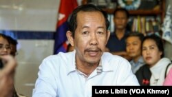 លោក រ៉ុង ឈុន មេដឹកនាំសហជីព ប្រកាសចូលរួមជីវភាពនយោបាយជាមួយគណបក្សភ្លើងទៀន នៅទីតាំងសមាគមគ្រូបង្រៀនកម្ពុជាឯករាជ្យក្នុងរាជធានីភ្នំពេញ កាលពីថ្ងៃទី៣១ ខែមករា ឆ្នាំ២០២៣។ (លាស់ លីបលីប/ វីអូអេ)