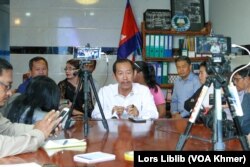 លោក រ៉ុង ឈុន មេដឹកនាំសហជីព ធ្វើសន្និសីទសារព័ត៌មានមួយ អំពីការប្រកាសចូលរួមជីវភាពនយោបាយជាមួយគណបក្សភ្លើងទៀន នៅទីតាំងសមាគមគ្រូបង្រៀនកម្ពុជាឯករាជ្យ ក្នុងរាជធានីភ្នំពេញ កាលពីថ្ងៃទី៣១ ខែមករា ឆ្នាំ២០២៣។ (លាស់ លីបលីប/ វីអូអេ)