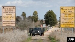 Tentara Israel berpatroli di sebelah pagar perbatasan antara Dataran Tinggi Golan yang dikuasai Israel dan Suriah, 29 Januari 2023. (JALAA MAREY / AFP)