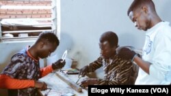 Bamwe bakozi bakorera ishirahamwe Nikiza Bio Energy rya Landry Nikiza