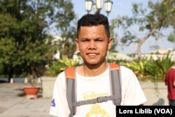 សកម្មជន​បរិស្ថាន លោក ថុន រដ្ឋា ផ្តល់​បទសម្ភាសន៍​ដល់​វីអូអេ នៅ​ក្បែរ​រូបសំណាក​យាយពេញ ក្បែរវត្ត​ភ្នំ ​ក្នុង​រាជធានី​ភ្នំពេញ នៅ​ថ្ងៃទី១ ខែកុម្ភៈ ឆ្នាំ២០២៣។ (លាស់ លីបលីប/វីអូអេ)