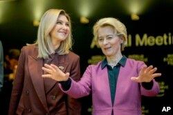 Premye Dam Ikren Olena Zelenska ak Prezidan Komisyon Inyon Ewopeyen an, Ursula von der Leyen nan Fowom Ekonomik Mondyal Davos la nan peyi La Suis, 17 Janvye 2023.